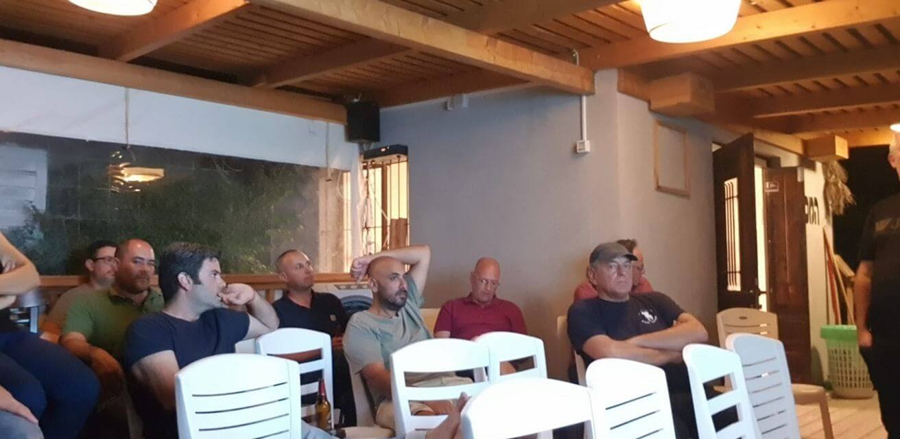 אנשים בהרצאה